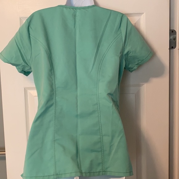 Active Scrub Top- NEVER WORN - Picture 3 of 4